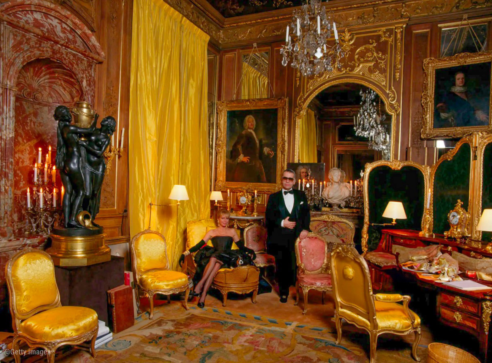 Karl Lagerfeld A côté du paravent de Pâris de Montmartel, provenant de la Galerie Kraemer.