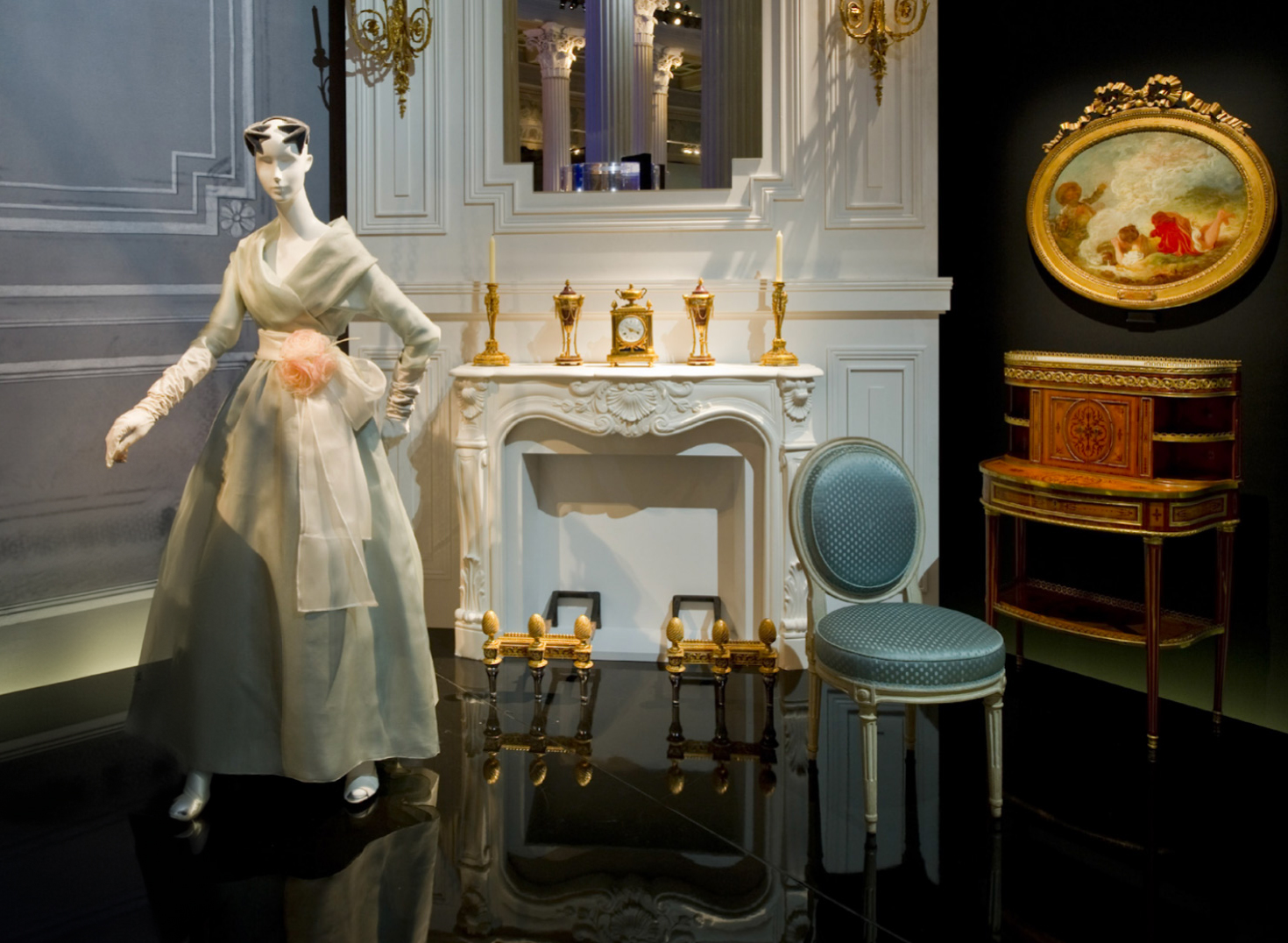 Vue de l'exposition "inspiration Dior" au musée Pouchkine, Moscou, 2011, mobilier Kraemer..