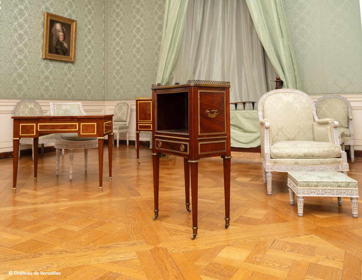 Table de chevet d’époque Louis XVI estampillée Jean-Henri Riesener Donation pour le retour d’une table de chevet en acajou d’époque Louis XVI estampillée Jean-Henri Riesener dans la chambre de la reine Marie-Antoinette dans ses petits appartements au château de Versailles